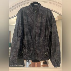 Incredible mens lululemon windbreaker jacket in EUC!  Size medium.  RARE!
